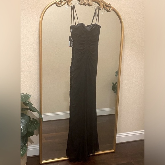La Femme Strapless, Ruched, High Slit, Sweep Train, Black Evening Gown Size 4 - Picture 7 of 16